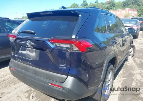 2021 Toyota Rav4 Xle z USA, uszkodzony, nr VIN 2T3P1RFV1MW209641